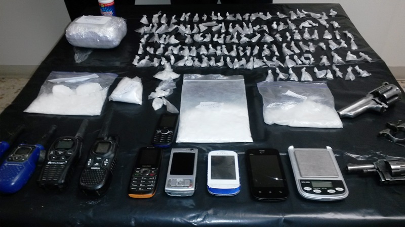 objetos asegurados cristal, cocaína, radios de comunicación, telefonos